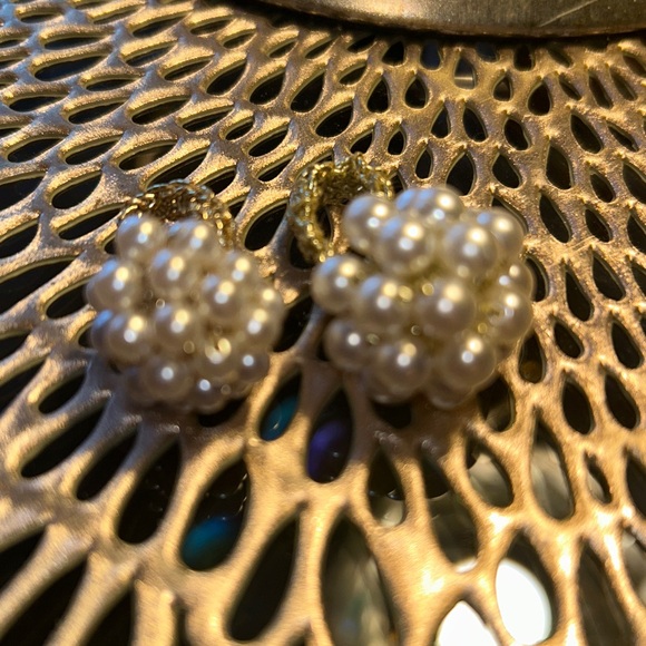 Pair of Vintage Pearl Cluster Fashion Rings. One ring is larger than other. - Picture 5 of 6